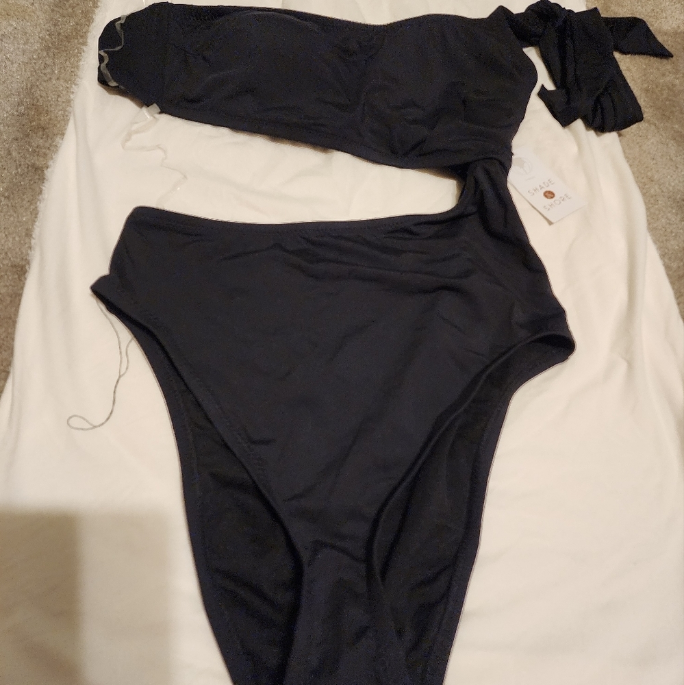 NWT Womens Shade & Shore One Piece Swimsuit. Size M. Black